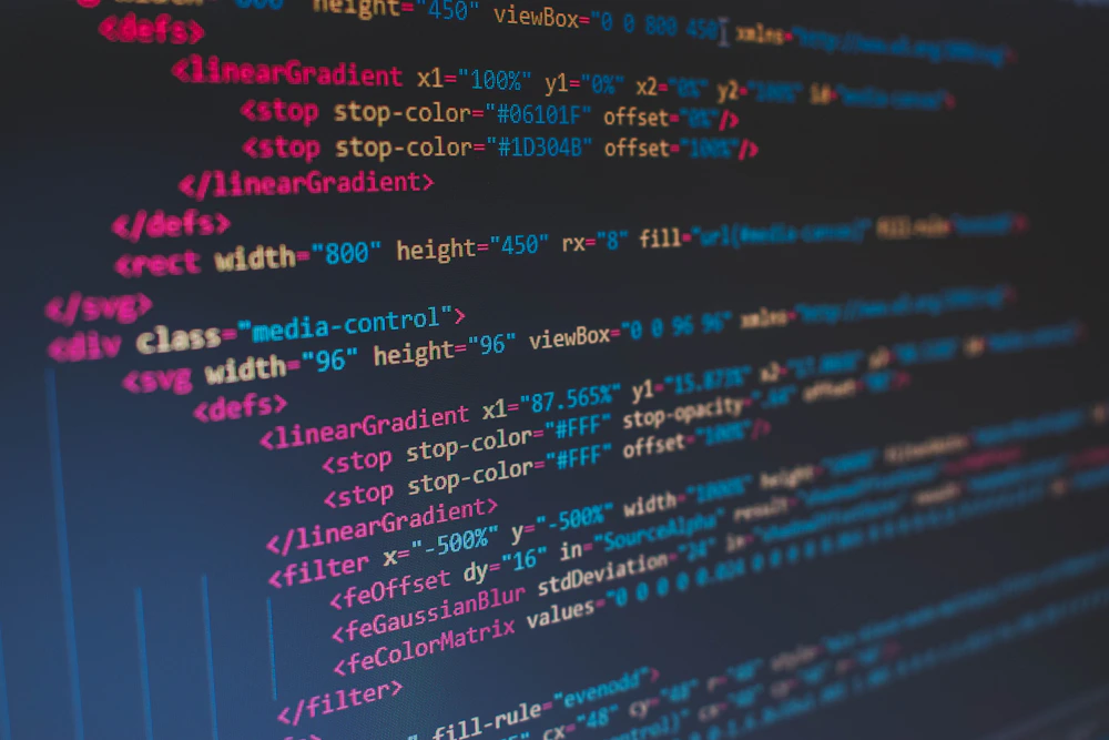 Linhas de código em monitor escuro
